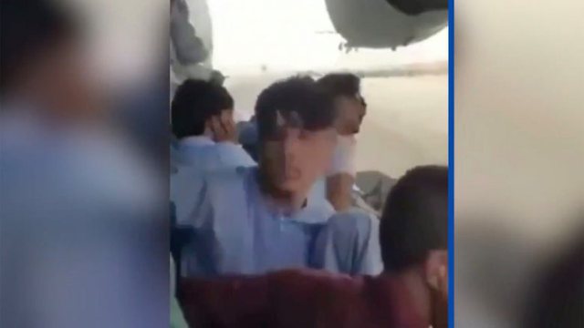 MINUTAT E TMERRIT/ Momenti kur i riu afgan i kapur në rrotën e avionit filmon veten dhe turmën (VIDEO)