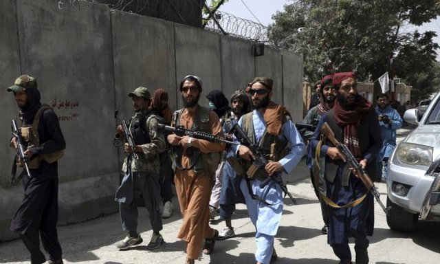 “MUND TË KETË EKZEKUTIME MASIVE”/ “Lista e zezë” talibanët kërkojnë derë më derë ata që punuan me amerikanët