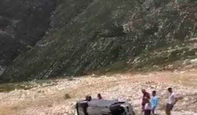 E RËNDË/ Makina me 2 persona përfundon në greminë në Llogara, publikohen pamjet e frikshme