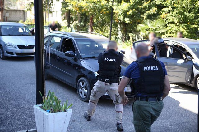 AKSION SI NË FILMA/ Trafikanti i kokainës hidhet nga dritarja, kush janë 5 të arrestuarit në Lezhë (EMRAT)