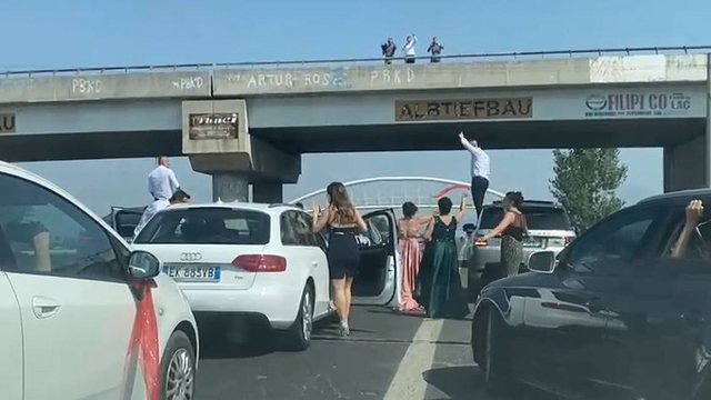 DALIN PAMJET/ Dasmorët bllokojnë autostradën e Laçit, kërcejnë sipër makinave luksoze