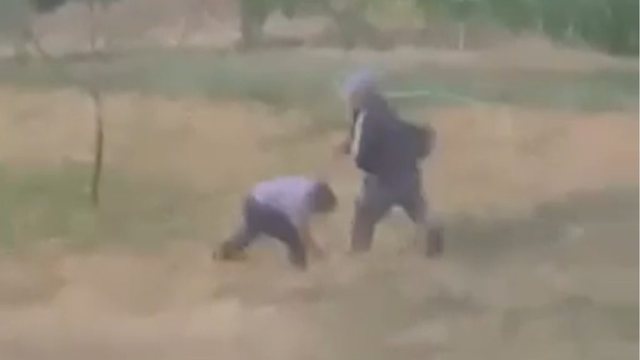 “MOS E PREK ME DORË”/ Dalin PAMJET e dhunës në Korçë, momenti kur fqinji përleshet me 30 vjeçaren