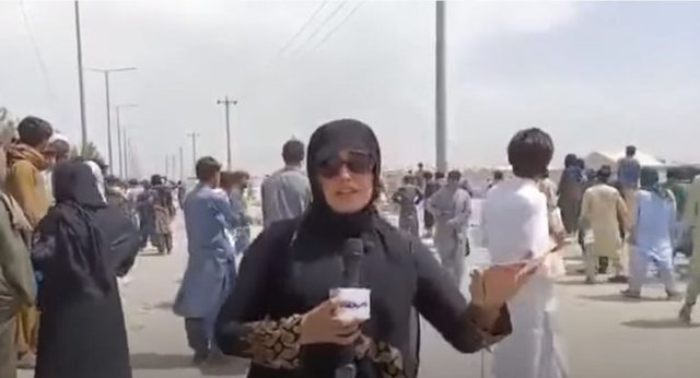 PLUMBAT I KALOJNË MBI KOKË/ Gazetarja në Kabul nuk lëviz nga vendi, ndërsa të tjerët ia mbathin (VIDEO)