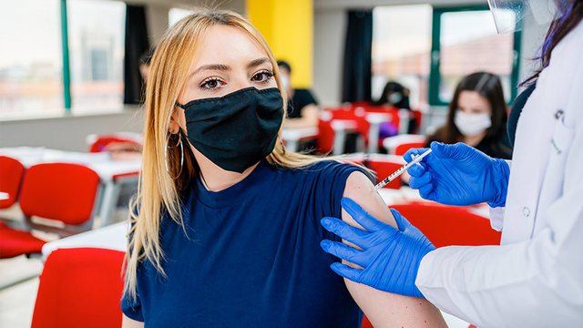 SHIFRAT/ Ja sa miliardë doza vaksine janë injektuar deri tani në botë