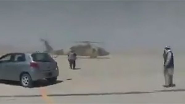 PUBLIKOHEN PAMJET/ Talebanët nisin të argëtohen me helikopterin amerikan, e përdorin si “taksi” (VIDEO)