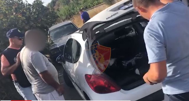 U KAPËN ME HASHASH NË DORË/ 5 të arrestuar në Fier, sekuestrohen 7 kilogram kanabis (EMRAT)