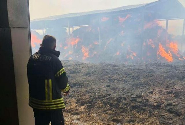 SITUATA E ZJARREVE/ Ministria e Mbrojtjes: Vatra e Tërbunit kaloi në anën tjetër malit, situata delikate në…