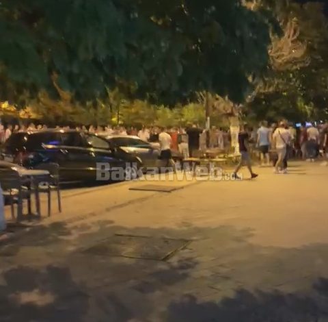 VIDEO PAS ANTENTATIT/ 1 i vrarë dhe 3 të plagosur në Lushnje. Njerëz që vrapojnë dhe një grua…