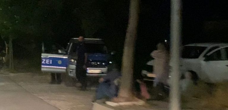 PO ECNIN NË RRUGËT E KORÇËS/ Frontex kap familjen e paligjshme, nisen drejt Drejtorisë së Kufirit
