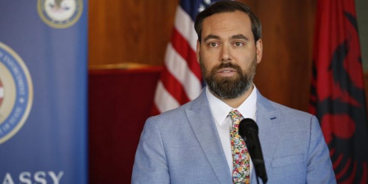 “QYTET I GJELBËR DHE QIELL BLU”/ Zv Ambasadori amerikan, Demian Smith ndan pamjen e bukur të Tiranës