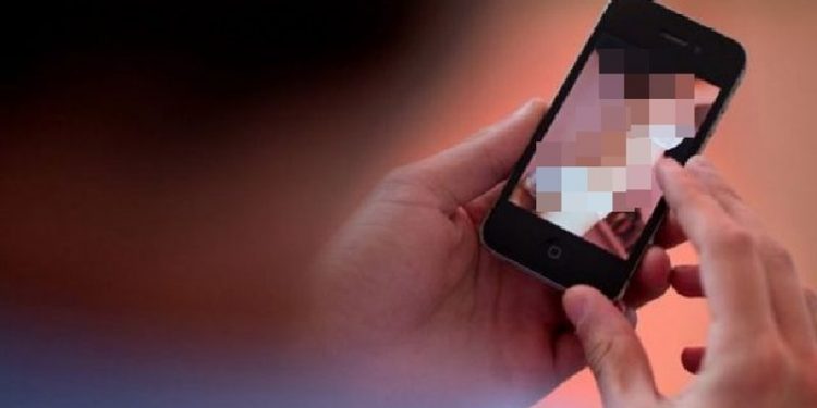 BËRI S*KS ME VAJZËN E TEZES/ 50-vjeçari nga Vlora filmon gjithçka dhe e shantazhon me videon intime