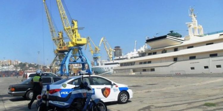I SHPALLUR NË KËRKIM NDËRKOMBËTAR/ Arrestohet në Durrës maqedonasi (EMRI)