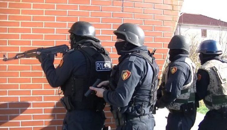 AKSIONI I “FNSH”-SË NË SARANDË/ Policia jep detaje: Sekuestrohen kokainë, shuma parash dhe 6 makina
