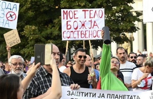 “STOP VAKSINIMIT TË DHUNSHËM”/ Qytetarët maqedonas protestojnë në Shkup, kundërshtojnë masat e reja ndaj COVID-19