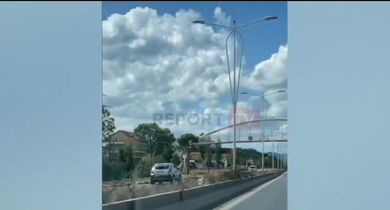 RREZIKOJNË JETËN E QYTETARËVE/ Dy makina ecin kundërvajtje në autostradën Tiranë-Durrës (VIDEO)