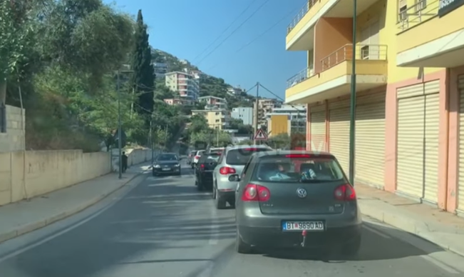 E DIEL DHE TEMPERATURA TË LARTA/ Qytetarët drejt Vlorës për relaks, radhë të gjata makinash (VIDEO)