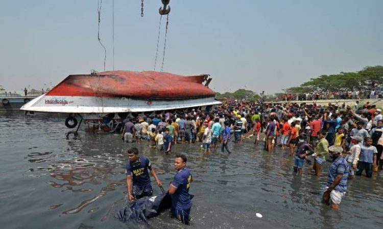 E RËNDË NË BANGLADESH/ Përplasen dy anije lundrimi, 19 të mbytur dhe dhjetëra të tjerë të zhdukur