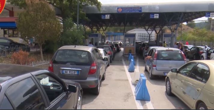 RADHË KILOMETRIKE NË KAKAVIJË/ Pala greke vetëm me një sportel, vonesa edhe për testin Covid