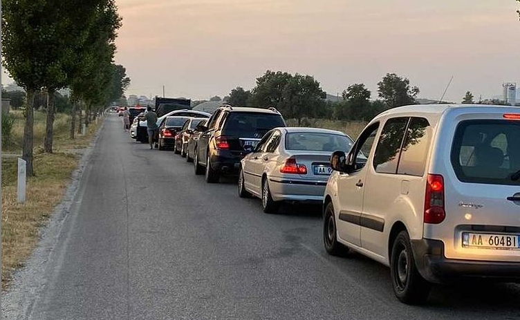 DYNDJE PUSHUESISH NË VLORË/ Radhë makinash 10 km në aksin Vlorë -Radhimë