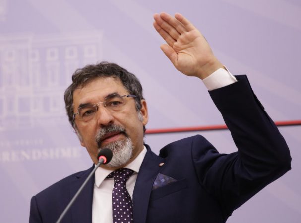 “ZJARRVËNËSIT DO TË PËRBALLEN ME LIGJIN”/ Ministri Çuçi paralajmëron: Me zjarrin nuk luhet e as bëhet shaka