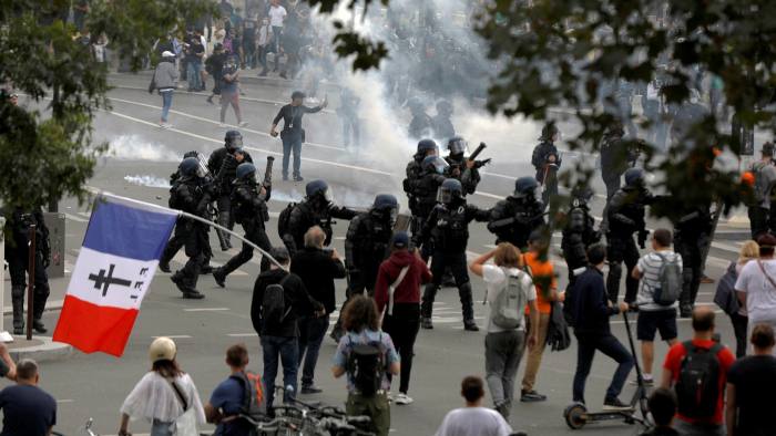 “PAKETA E GJELBËR/ Protesta masive në 150 qytete në Francë, jelekverdhët marrin kontrollin e turmave