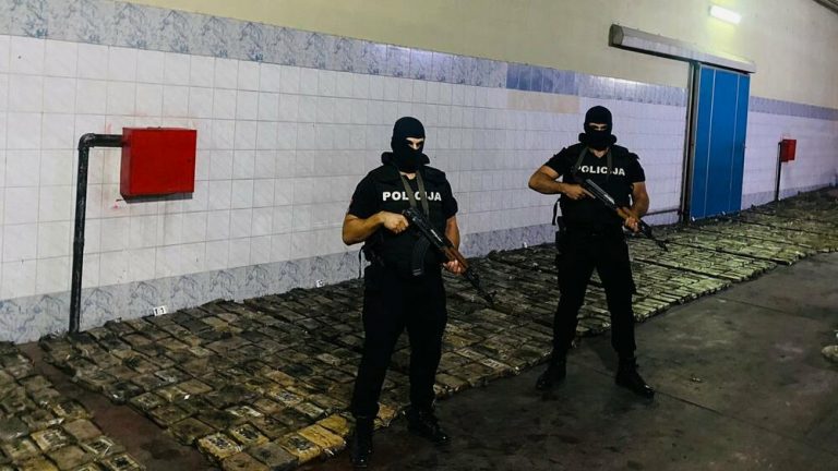 SASI REKORD DROGE/ Sekuestrohet mbi 1 ton kokainë në Malin e Zi në një kontejner me banane