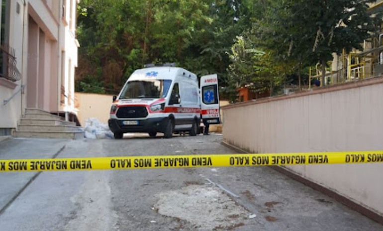 E RËNDË NË GRAMSH/ Jetonte i vetëm, 62-vjeçari gjendet i varur në banesë