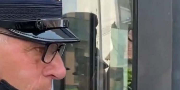 PAMJET PREKËSE/ Polici qan në momentin kur protestohej për vrasjen e 18-vjeçares (VIDEO)