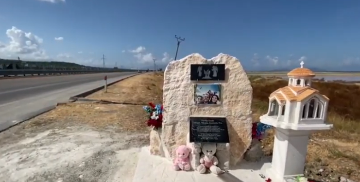 U SHUAN NË AKSIDENTIN TRAGJIK NË VLORË/ Të afërmit ndërtojnë përkujtimore për familjen Gushi (VIDEO)