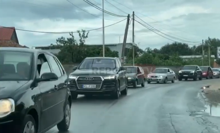 SHIU SHUAN ZJARRET, POR LARGON PUSHUESIT/ Boshatiset Shëngjini. Trafik i rënduar në Milot-Balldre (VIDEO)