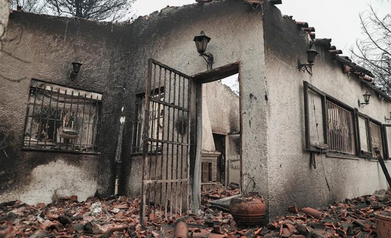 ZJARRI NË ATIKA/ Mbi 300 shtëpi të shkrumbuara në rrethinat e kryeqytetit grek (FOTOT)