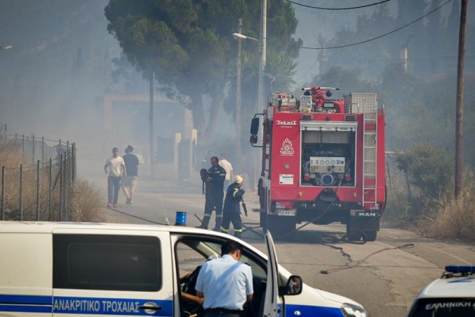SITUATA NGA ZJARRET NË GREQI/ Egjeu Jugor shpall gjendjen e jashtëzakonshme, zjarrfikëset të pafuqishme ndaj flakëve