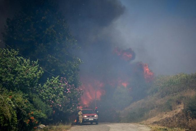 RËNDOHET SITUATA NGA ZJARRET NGA GREQI/ Autoritetet paralajmërojnë banorët: Në këto rajone do të ketë vatra të reja