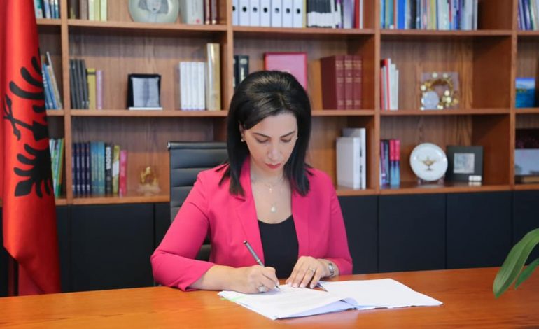 KUSHI PUBLIKON UDHËZIMET PËR VITIN E RI SHKOLLOR/ Nga anglishtja në klasë të parë tek programi i arteve, ja risitë
