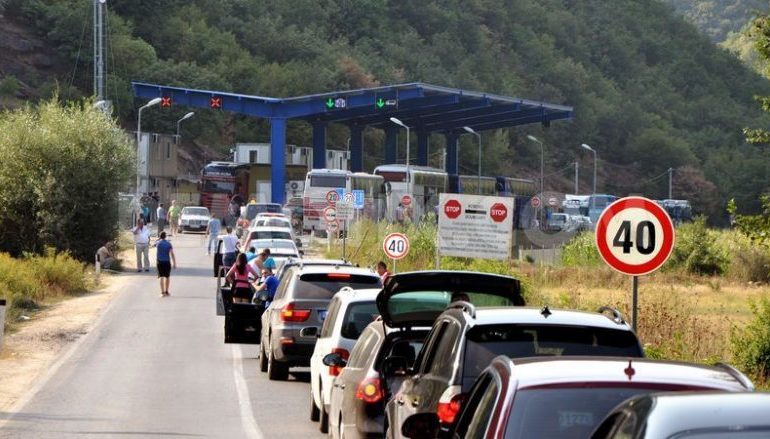 TRAFIK I RËNDUAR DHE PRITJE E GJATË NË KUFI/ Tri orë pritje në Merdarë për të dalë nga Kosova
