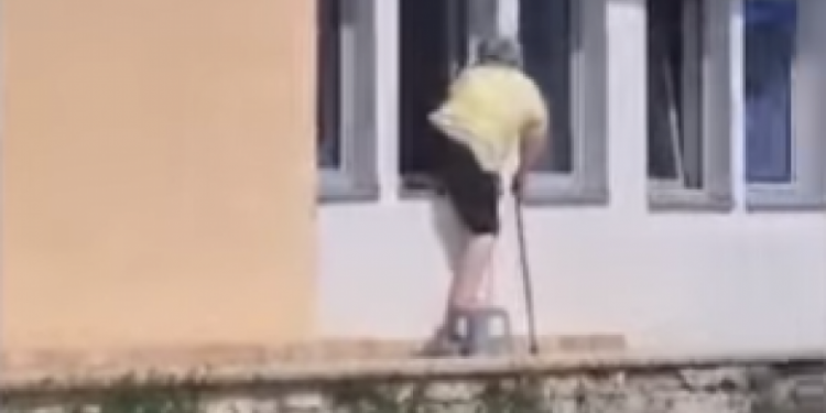 DEL FOTO/ Pacienti kapet “mat” duke dalë nga dritarja e Spitalit Infektiv