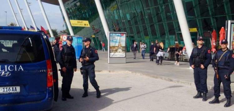 PARAQITI KARTË IDENTITETI FALSE/ Arrestohet në Rinas 28-vjeçari, në pranga edhe disa persona të tjerë