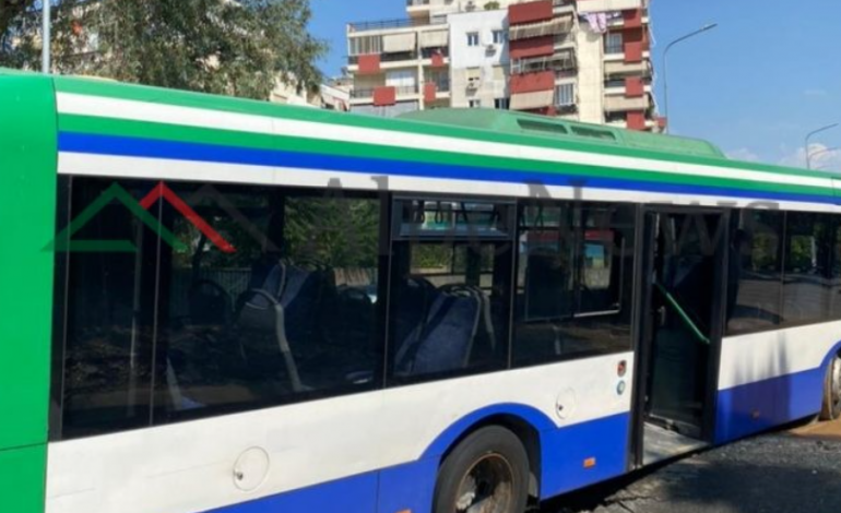PAMJET EKSKLUZIVE/ Autobusi bie në gropë në Tiranë, rrezikon jetën e qytetarëve