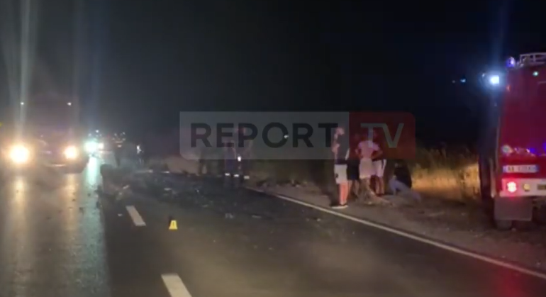 PËRPLASEN DY MAKINA NË LEZHË/ Njëra bëhet “copa” dhe përfundon në kanal, tjetra përmbyset në rrugë! Disa të plagosur… (VIDEO)