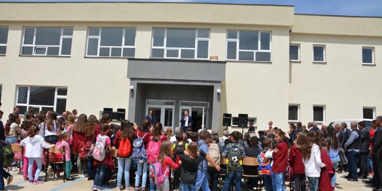 KORONAVIRUSI/ Rihapja e shkollave, sa të rrezikuar janë fëmijët nga varianti Delta?