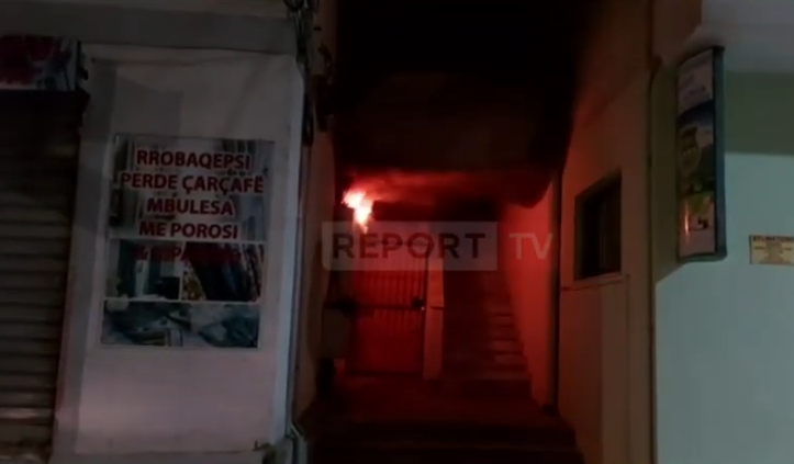 E RËNDË LEZHË/ Sahatet e pallatit marrin flakë gjatë natës, panik te banorët (VIDEO)