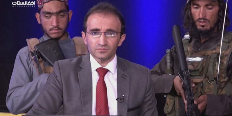 “AFGANË, MOS KINI FRIKË…”/ Talebanët ‘pushtojnë’ televizionin, dalin në transmetim me ARMË (VIDEO)