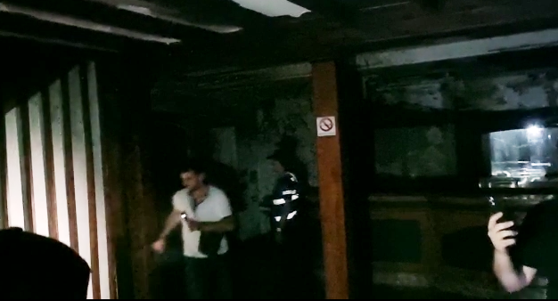 I GJITHË TAVANI I DJEGUR/ Shihni çfarë ka ndodhur tek Sarajet, pamjet pak minuta pas shuarjes së zjarrit