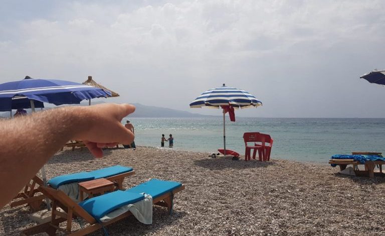 DY TURISTËT BELGË HYJNË PËR T’U LARË TE KANALI I ÇUKËS/ Rrezikojnë të mbyten, pas thirrjes për ndihmë…