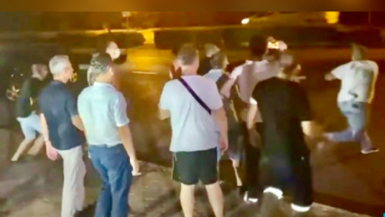“MOS DEZINFORMONI QYTETARËT”/ Momenti kur gazetari dhe kameramani turk sulmohen nga gazetarët (VIDEO)