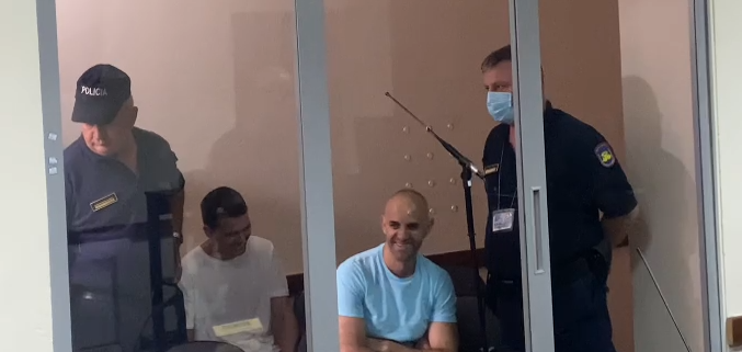 TENTUAN ARRATISJEN NGA BURGU/ Arbër Çekaj dhe Fatmir Pjetri dalin të buzëqeshur para Gjykatës