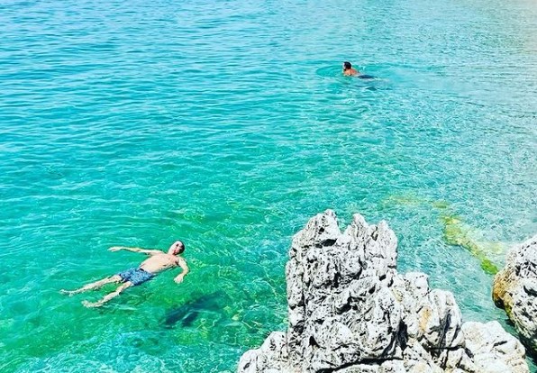 PAS TAKIMIT ME RAMËN/ Richard Grenell shijon pushimet në jug të Shqipërisë (FOTO)