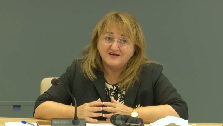 A DO TË MBYLLEN SHKOLLAT? Zv.ministrja Rakacolli: Me këto shifra që kemi, nuk diskutohet fare…