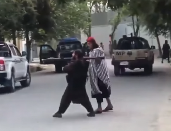 PAMJET E RËNDA/ Talebanët detyrojnë civilët të vendosen me duar ngritur pas murit, i drejtojnë raketahedhësen (VIDEO)