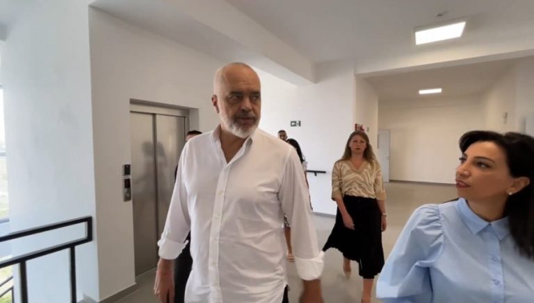 INSPEKTON NJË SHKOLLË TË RINDËRTUAR NË FUSHË KRUJË/ Rama: Librat e nxënësve kalojnë nga një dorë në tjetër dhe… (VIDEO)